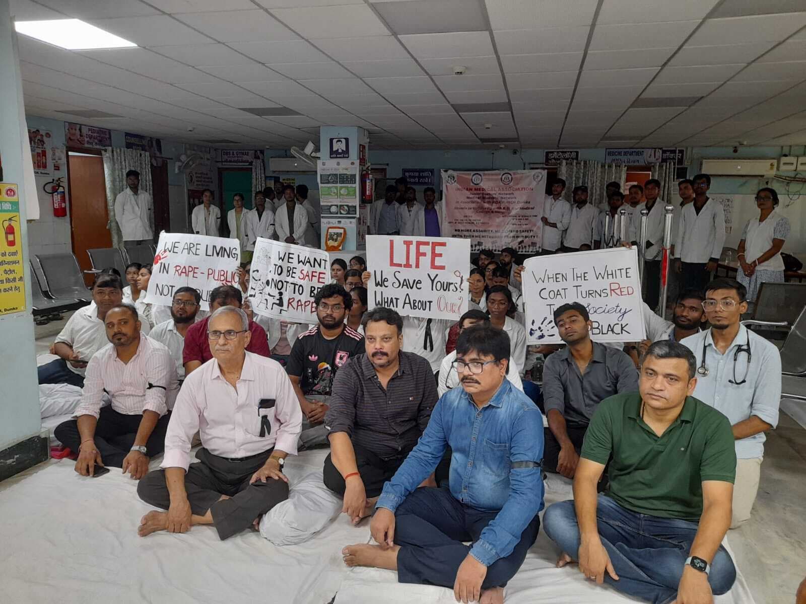 महिला चिकित्सक से रेप व हत्या के विरोध में आईएमए के आह्वान पर 24 घंटे के लिए ओपीडी सेवा ठप रही