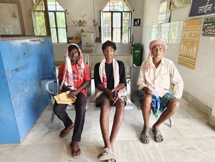 हड़ताल के कारण पालोजोरी सीएचसी से दर्जनों मरीज बिना इलाज के लौटे सीएचसी में ओपीडी सेवा रही ठप्प