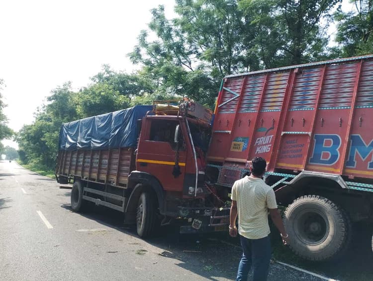 दो ट्रकों में टक्कर, बाल-बाल बचे चालक व उपचालक