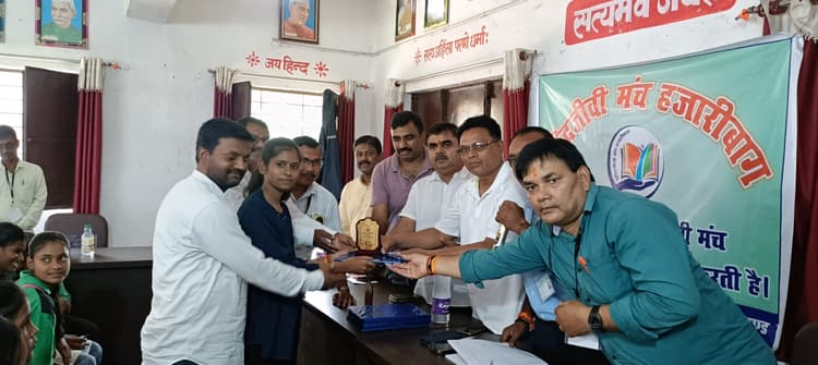 बहेरी पंचायत भवन में मेधावी छात्रों को किया सम्मानित