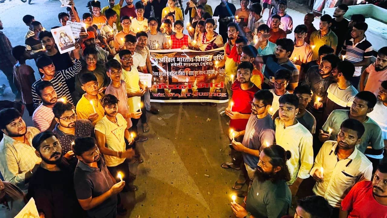 कैंडल मार्च निकालकर एबीवीपी ने दी मौन श्रद्धांजलि, आरोपितों को फांसी की सजा देने की मांग की