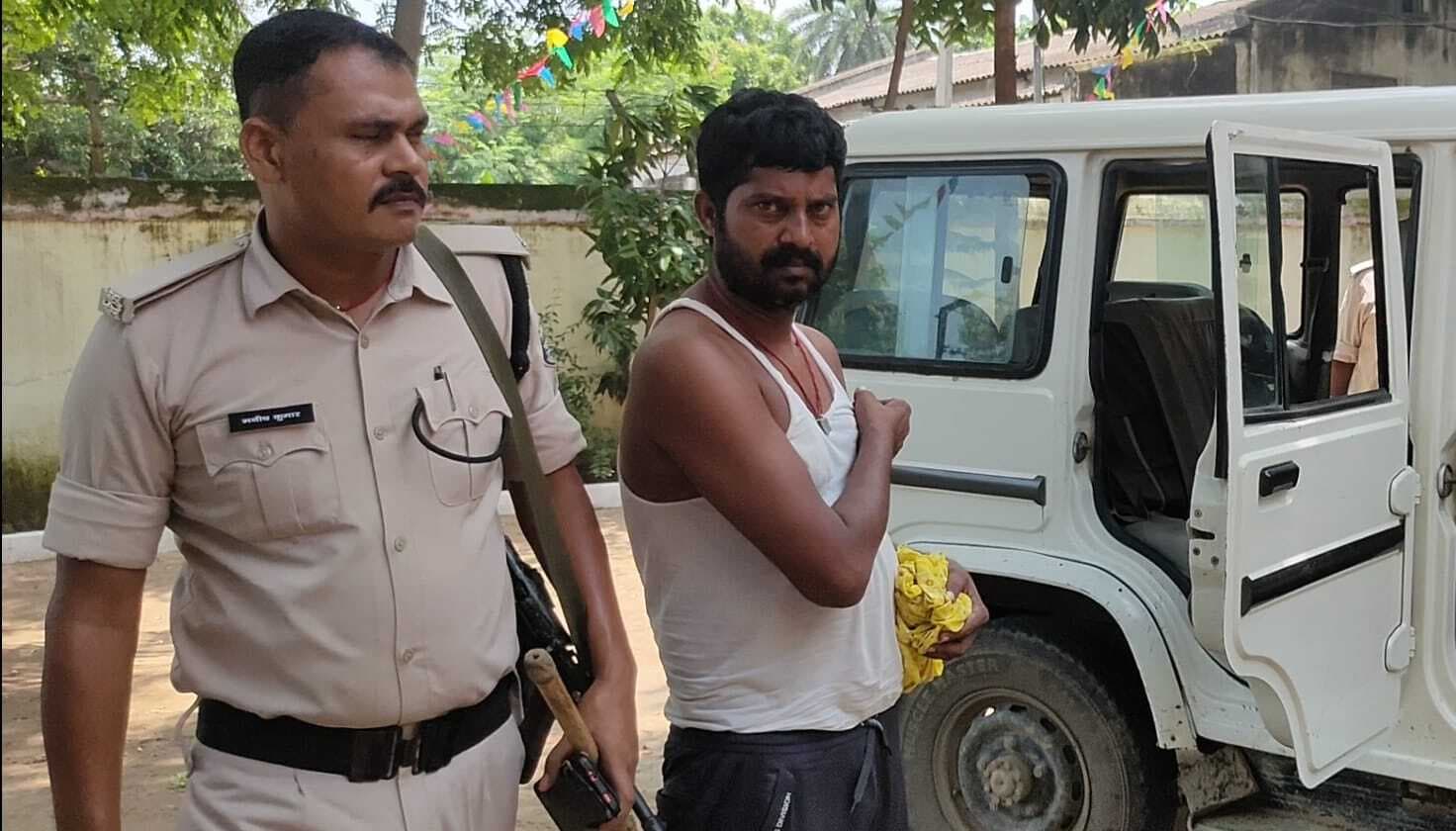 नो एंट्री का पालन नहीं करने पर पुलिस ने चालक को पकड़ा