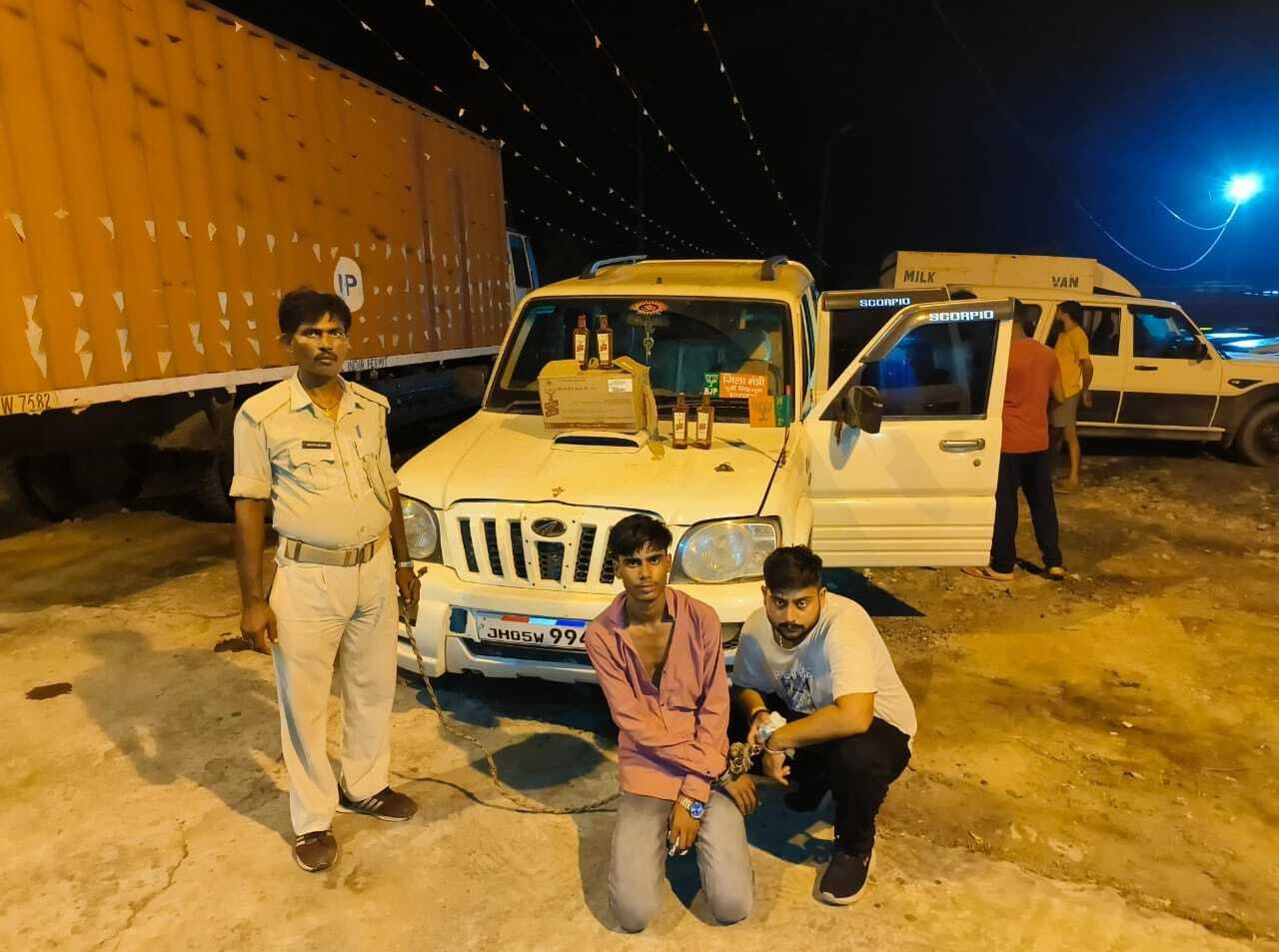 स्काॅर्पियो से 126 लीटर शराब के साथ दो तस्कर गिरफ्तार