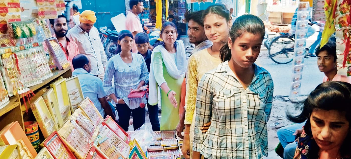 रक्षाबंधन का पर्व आज, राखी और मिठाई की बिक्री से गुलजार रहा बाजार