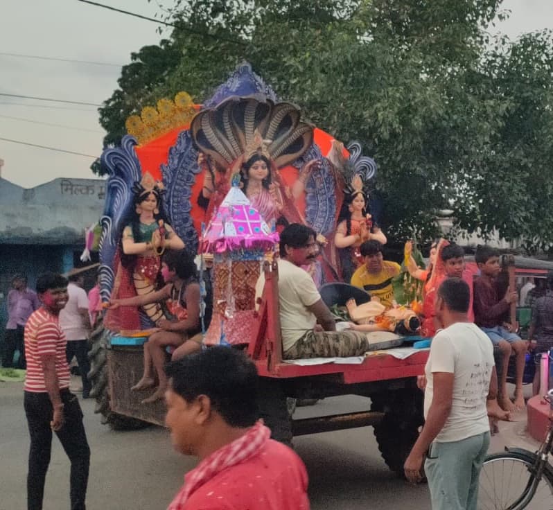 गाजे-बाजे के साथ बिहुला-विषहरी प्रतिमा का हुआ विसर्जन