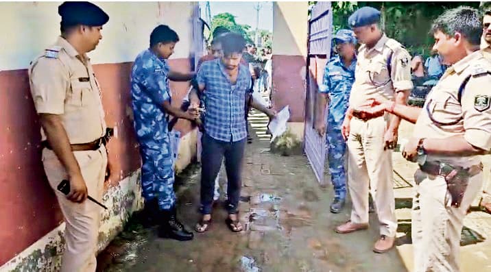 जैमर ऑफ कर बाथरूम में क्वेश्चन पेपर होना था सॉल्व