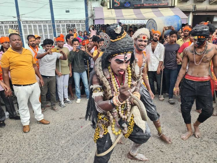 मथुरापुर से जीवंत झांकी के साथ निकाली गयी शोभा यात्रा