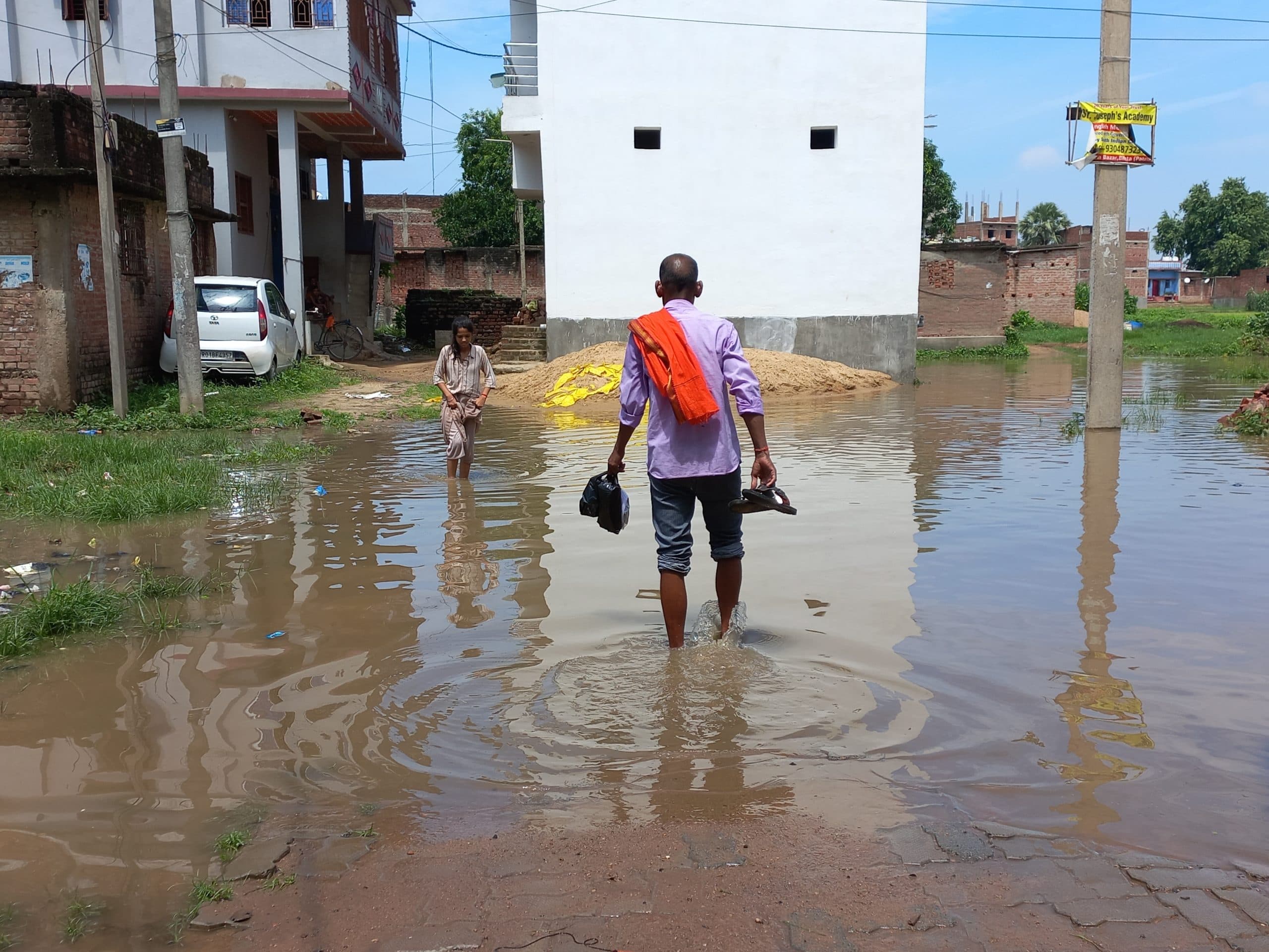 बिहटा नप के वार्ड नौ में नाले के पानी के बीच से जाने को मजबूर लोग