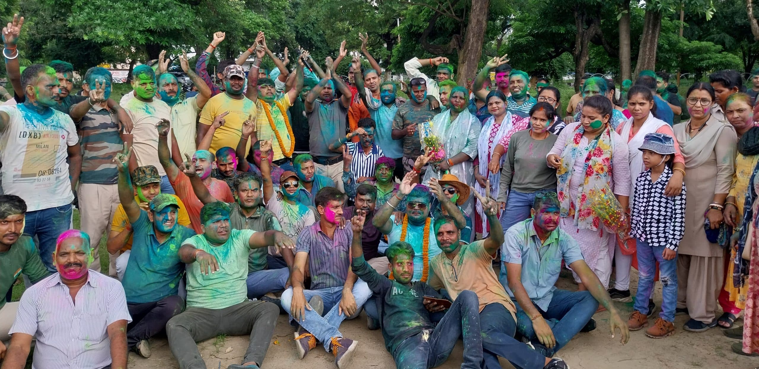 पुलिसकर्मियों की तरह वेतन मिलने पर होमगार्ड जवानों ने मनाया जश्न