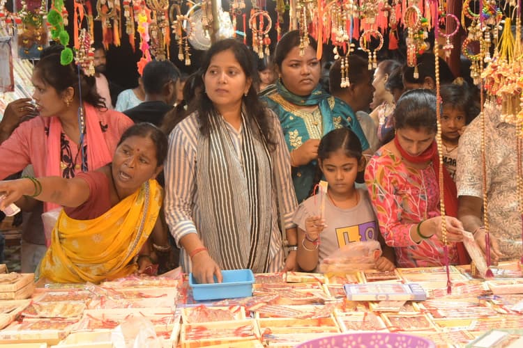 शिवालयों में जलाभिषेक करेंगे भक्त, भाई की कलाई पर राखी बांधेंगी बहनें