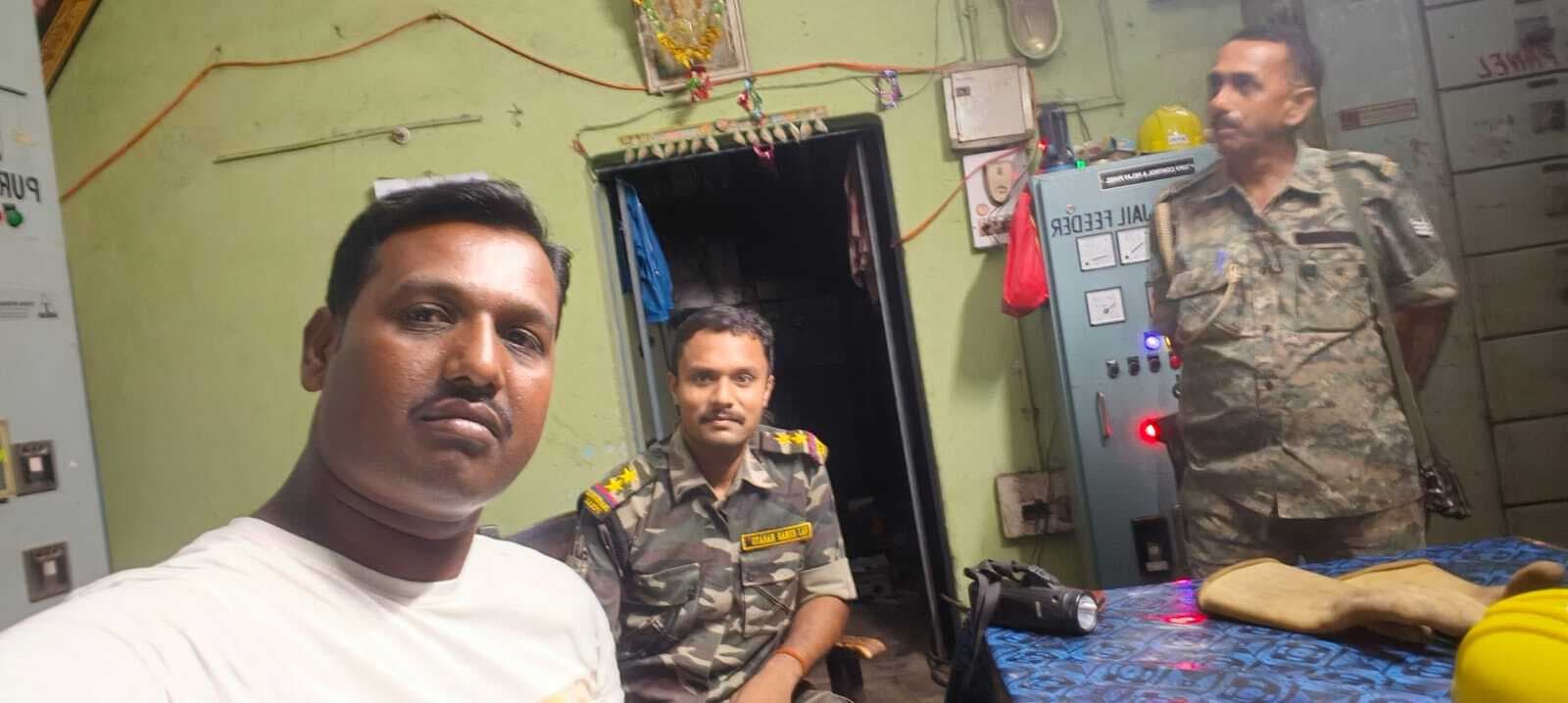 मनईटांड़, पुराना बाजार में 24 घंटे बिजली गुल, आक्रोशित लोगों ने सबस्टेशन घेरा