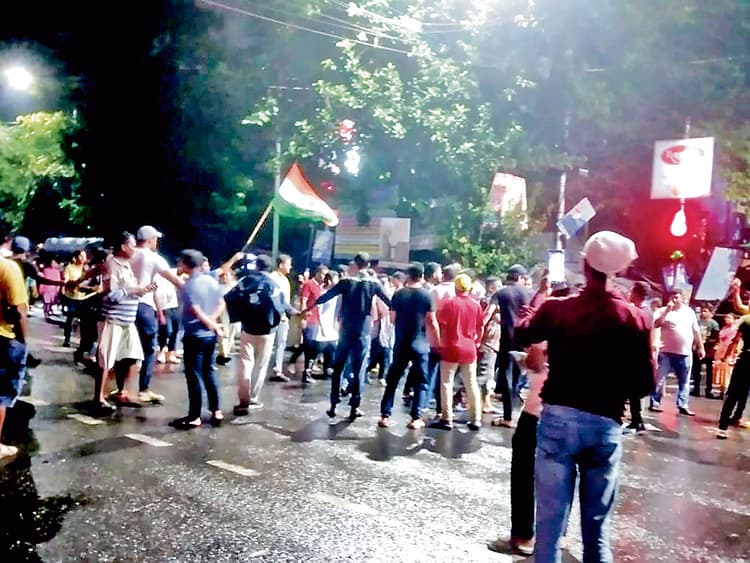 शहर में रविवार की रात फिर सड़कों पर उतर आये लोग, किया विरोध प्रदर्शन