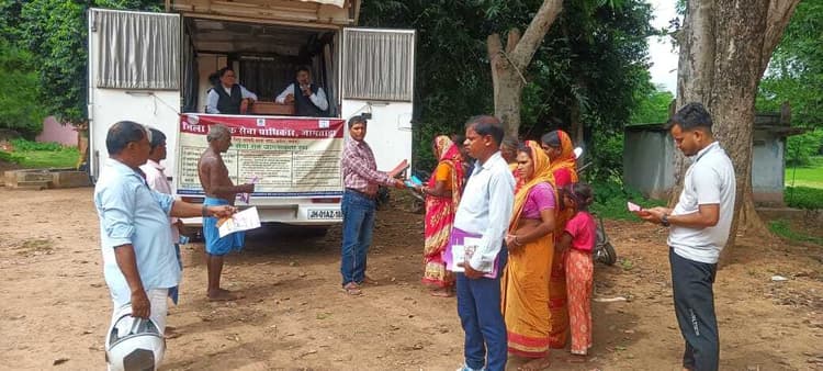 चलंत अदालत में लोगों को कानून की दी गयी जानकारी