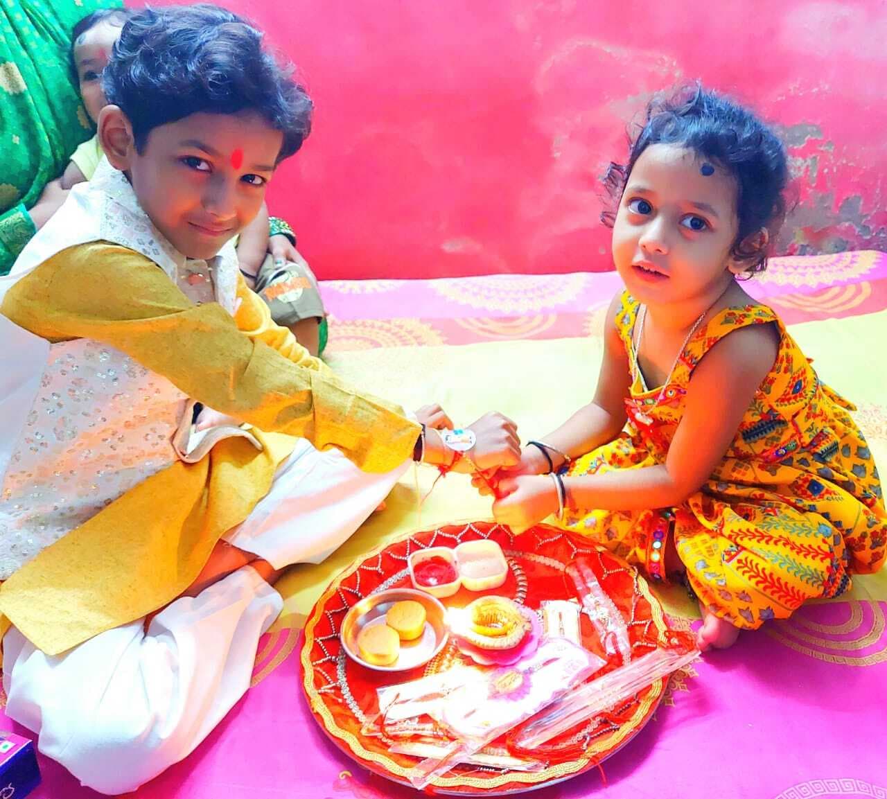 बहनों ने भाइयों की कलाई पर हर्षोल्लास पूर्वक बांधी रंगक्षबिरंगी राखी, लिया रक्षा का वचन