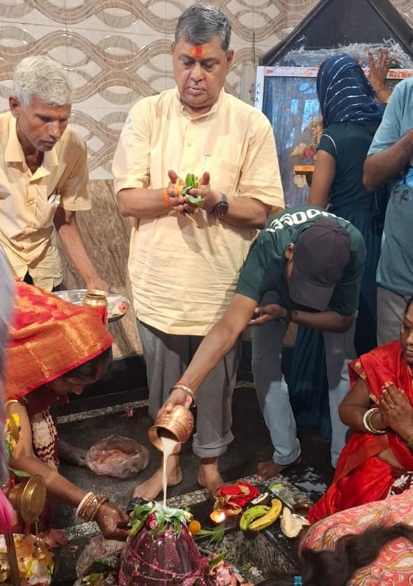 अंतिम सोमवारी को विधायक ने मंदिर में किया रुद्राभिषेक