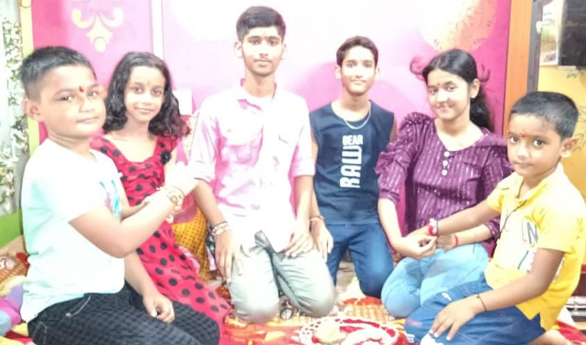 बहना ने भाई की कलाई से प्यार बांधा है, प्यार के दो तार से संसार बांधा है