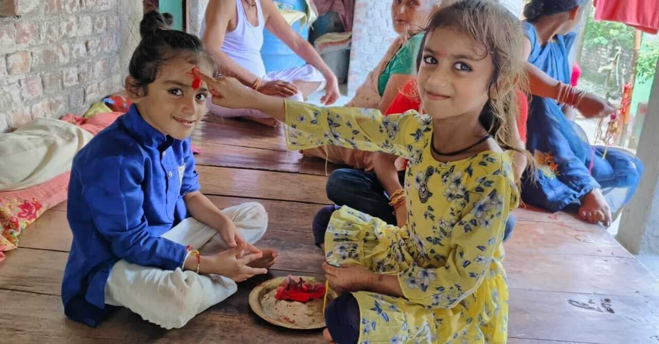 बहनों ने अपने भाई के कलाई पर बांधा रक्षा सूत्र