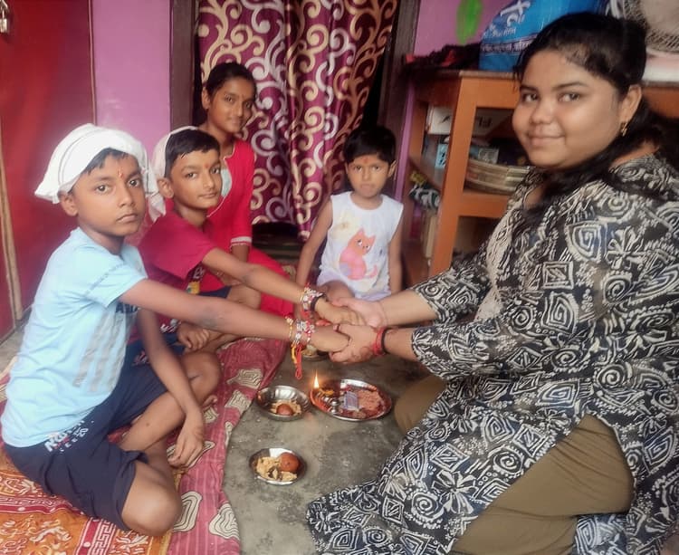बहनों ने भाईयों के कलाई पर बांधी राखी