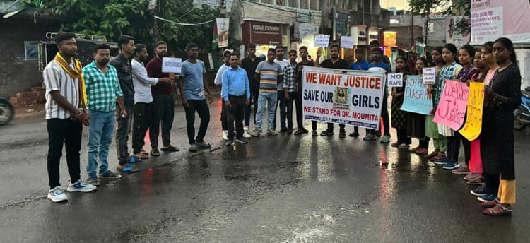 जेबीकेएसएस ने महिला चिकित्सक की हत्या के विरोध में निकाला कैंडल मार्च