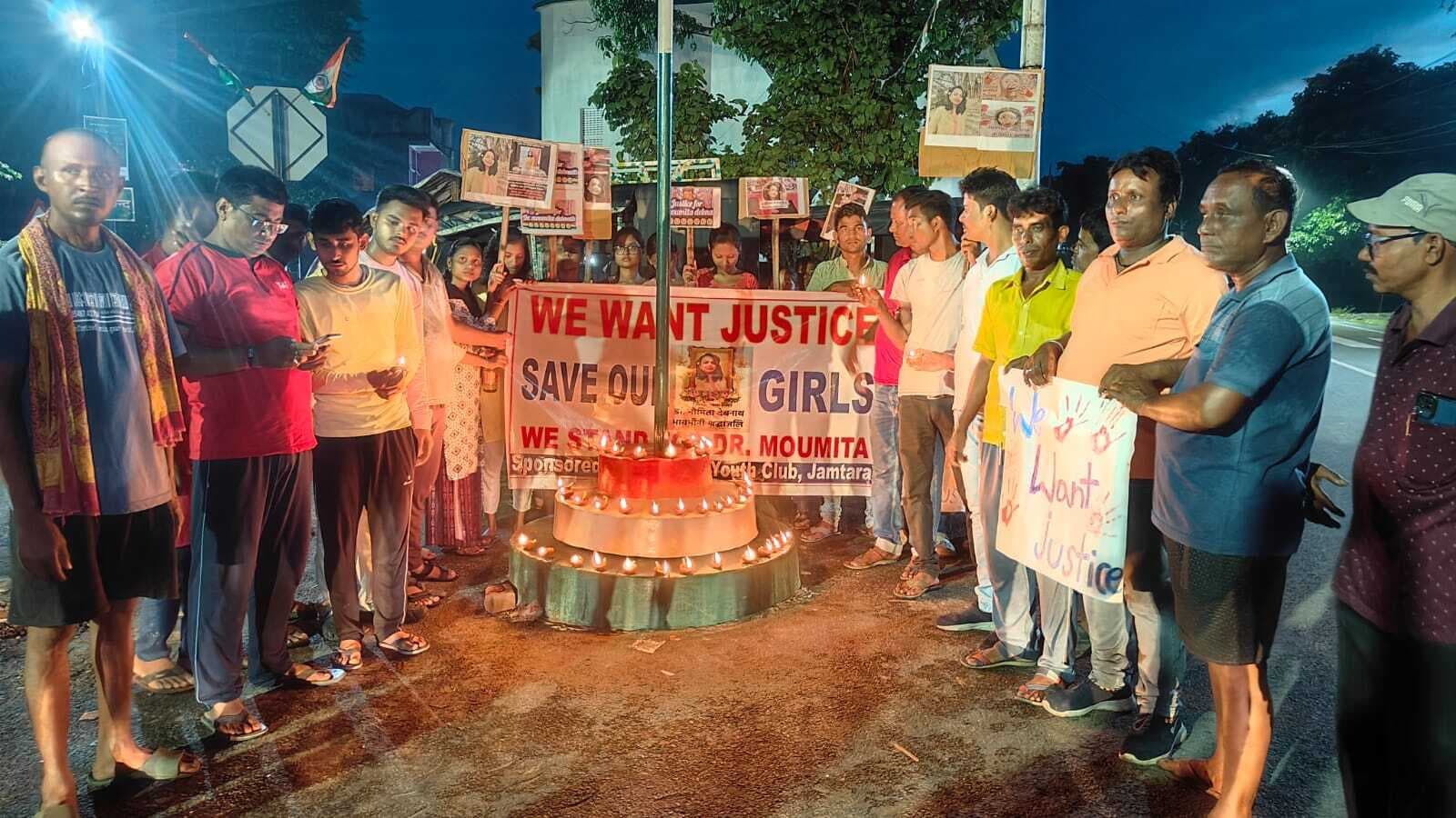 महिला प्रशिक्षु चिकित्सक की हत्या के विरोध में किया प्रदर्शन