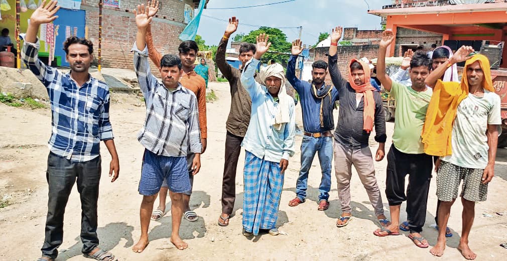 सड़क निर्माण में विलंब, ग्रामीणों ने किया प्रदर्शन