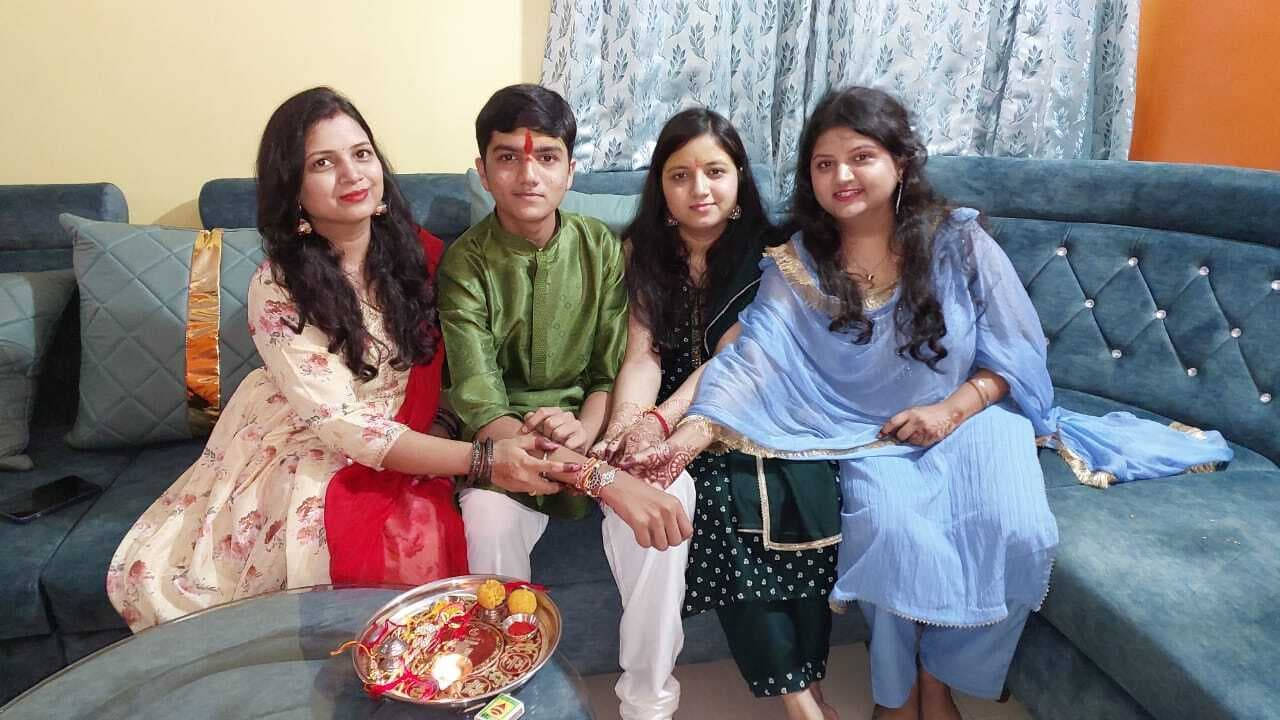 भाइयों को राखी बांधकर लिया रक्षा का वचन