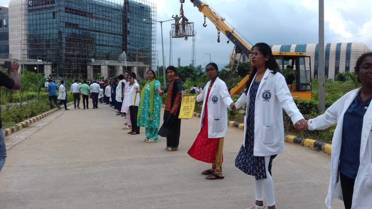 देवघर एम्स में कोलकाता की घटना का अनोखा विरोध