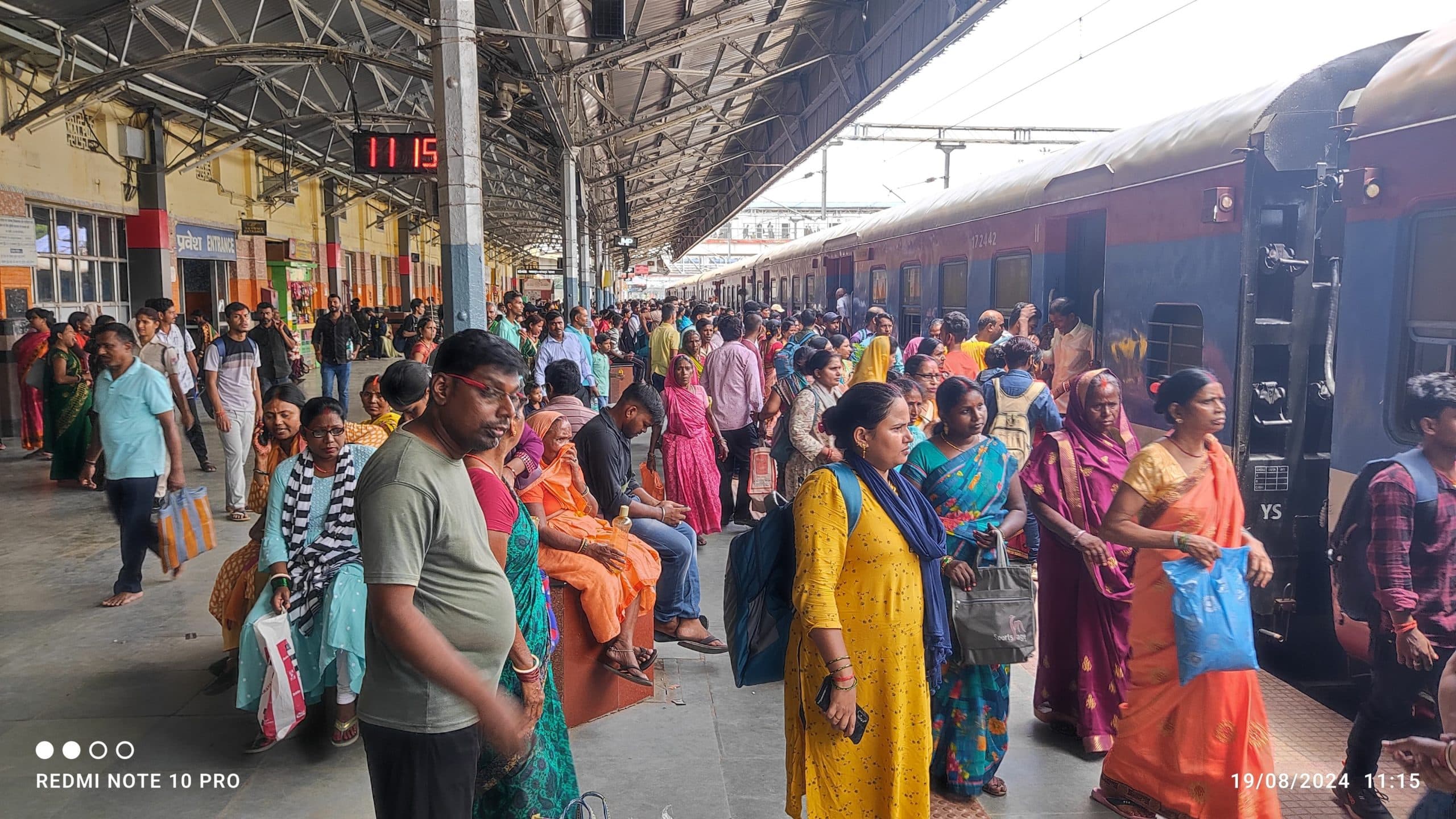 देवघर-रक्सौल श्रावणी मेला स्पेशल छह घंटा विलंब से पहुंची जमालपुर