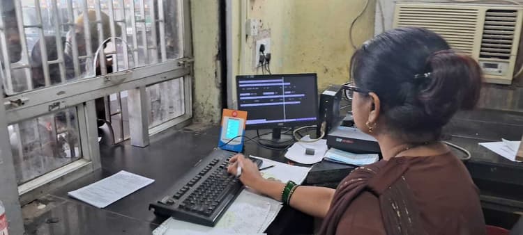 जमालपुर स्टेशन पर लगाया गया डायनेमिक क्यूआर कोड, यात्रियों को मिली बड़ी सुविधा