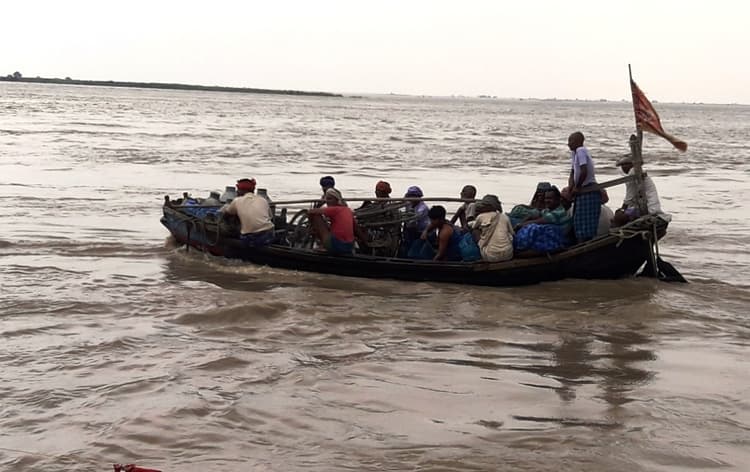 गंगा के जलस्तर में प्रति तीन घंटा पर एक सेंटीमीटर दर्ज की जा रही गिरावट