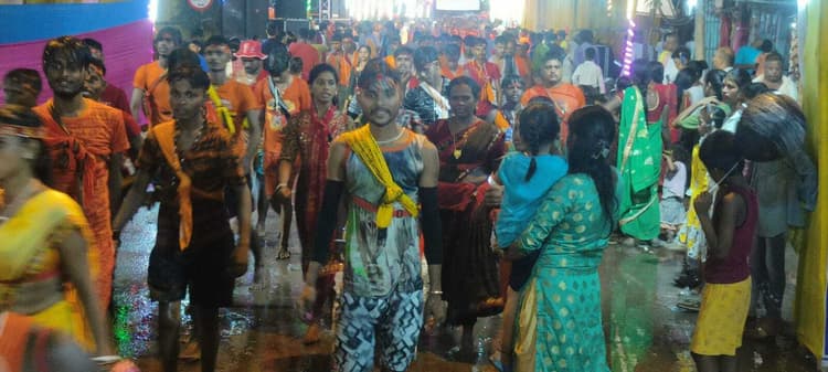 शिव मंदिरों में उमड़ा आस्था का सैलाब, गूंजा हर हर महादेव का जयघोष