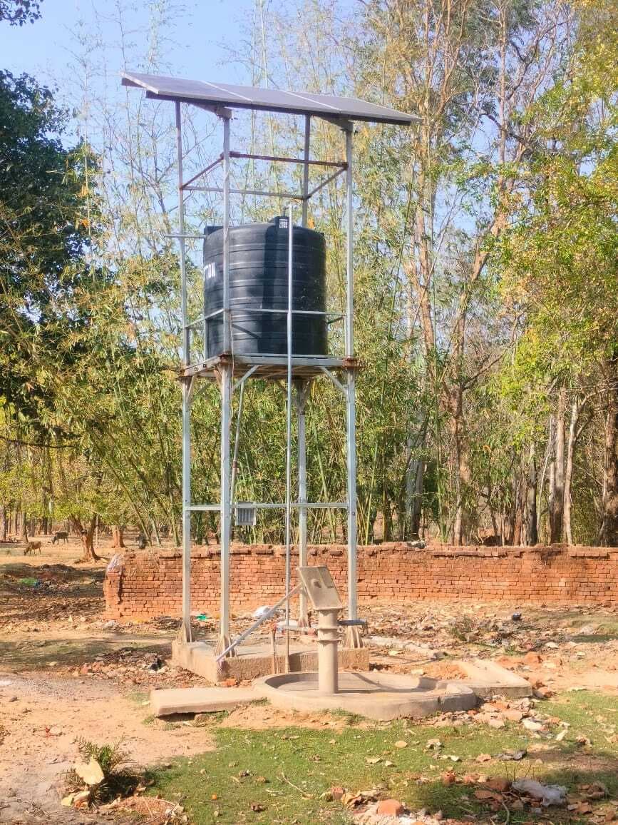 ग्रामीणों को मुंह चिढ़ा रही है बंद पड़ा सात सोलरयुक्त पानी टंकी