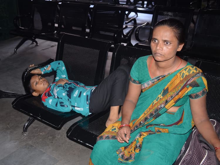 एसएनएमएमसीएच में भर्ती वृद्धा ने कहा : दर्द बर्दाश्त नहीं हो रहा सर, जल्दी ऑपरेशन कर बीमारी से छुटकारा दिलायें