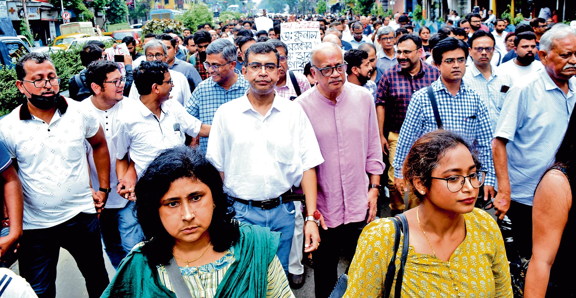 तलब किये जाने पर चिकित्सकों की रैली के साथ लालबाजार पहुंचे दो वरिष्ठ डॉक्टर