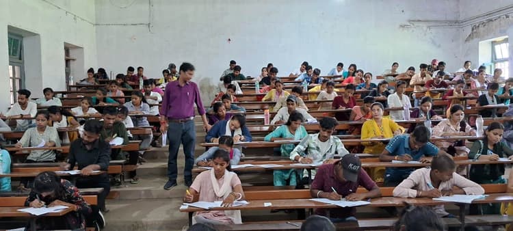 स्नातक सेमेस्टर-2 परीक्षा के तीसरे दिन कदाचार के आरोप में चार परीक्षार्थी निष्कासित