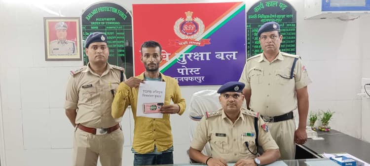 ट्रेन से मोबाइल उड़ाकर भाग रहा शातिर धराया