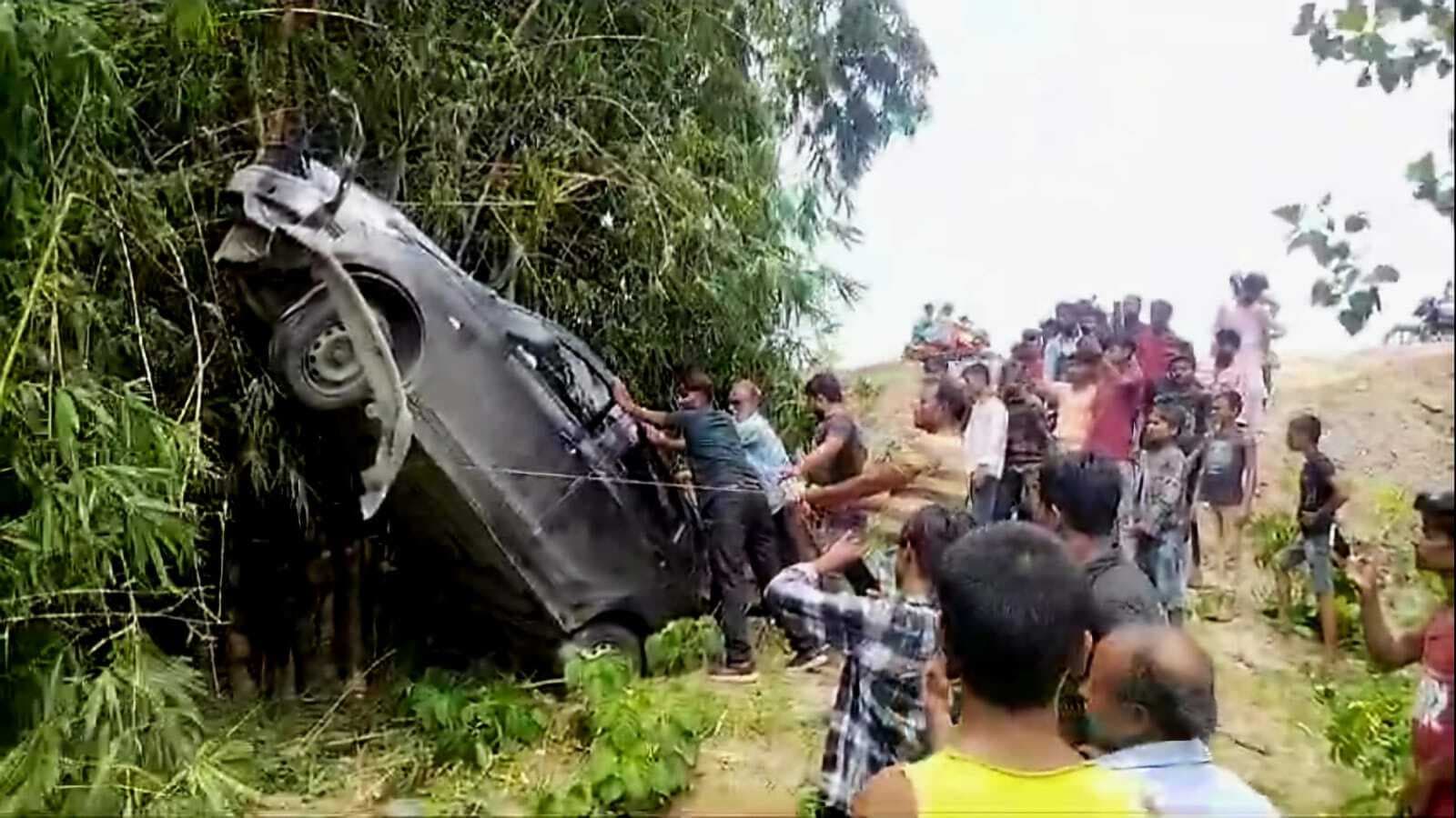 तेज रफ्तार अनियंत्रित कार बासझांड पर चढ़ी, बाल बाल बचे दोनों कार सवार