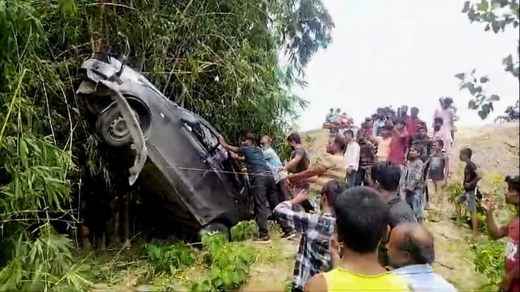 तेज रफ्तार अनियंत्रित कार बासझांड पर चढ़ी, बाल बाल बचे दोनों कार सवार