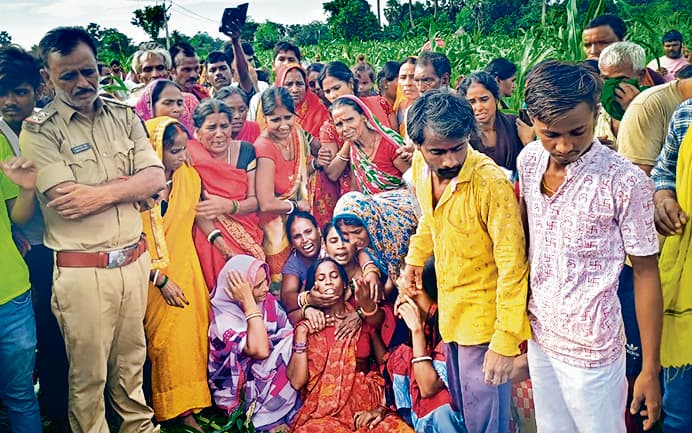 मक्के के खेत से पुलिस ने बरामद किया अधजला शव