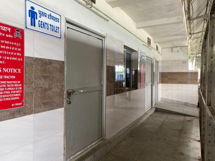 बेकार साबित हो रहा है गिरिडीह रेलवे स्टेशन में बना सामुदायिक सुलभ शौचालय