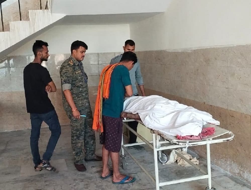 सड़क हादसे में बाइक सवार युवक की मौत, दूसरा घायल