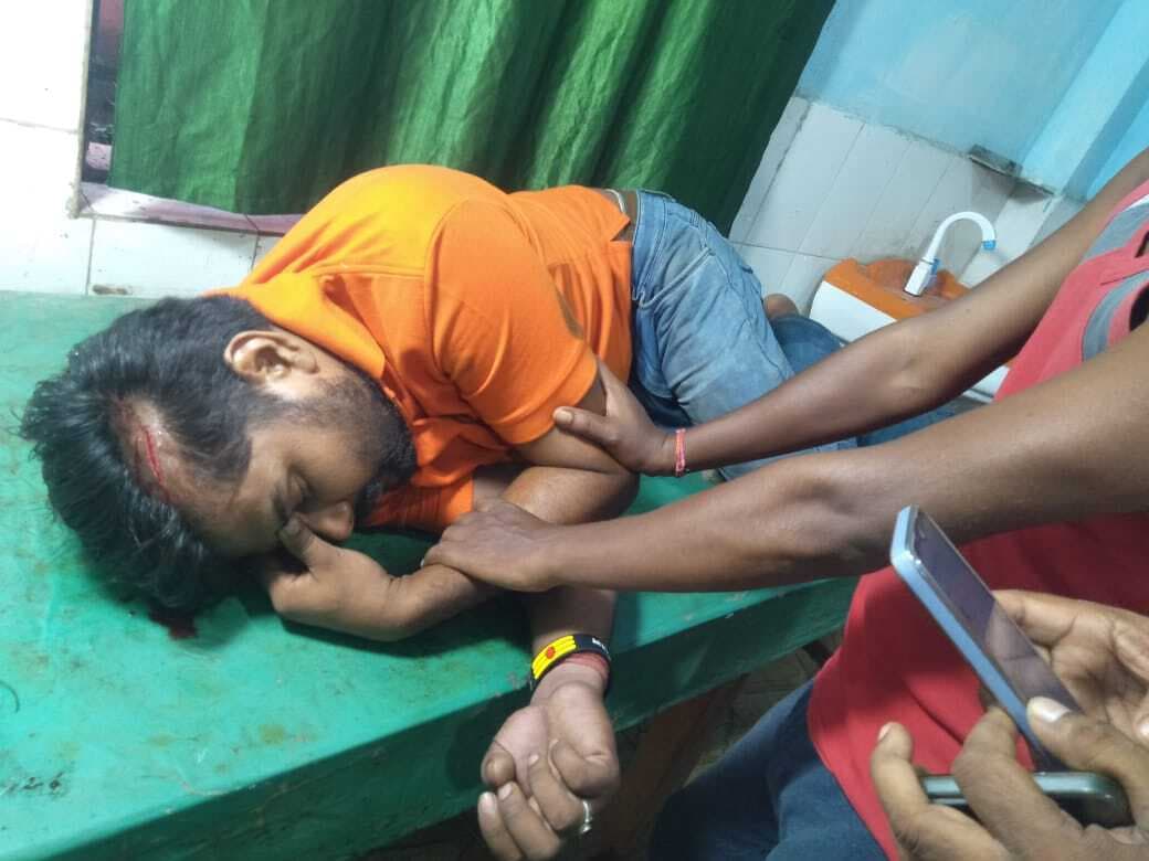 बिस्किट लदा ट्रक पलटा, चालक घायल