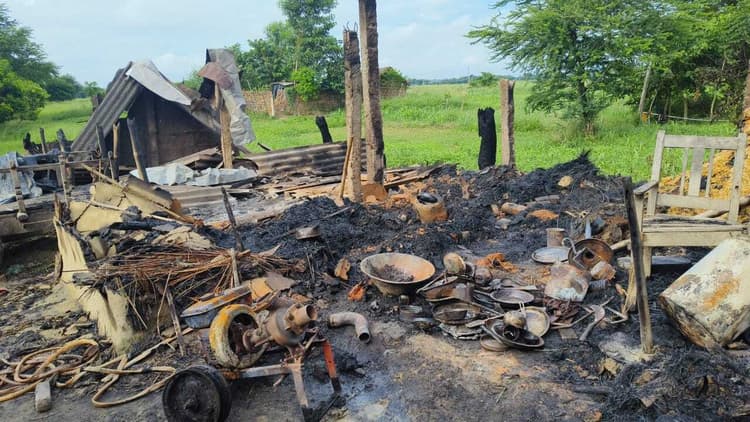 शॉर्ट सर्किट से लगी आग में आधा दर्जन घर खाक