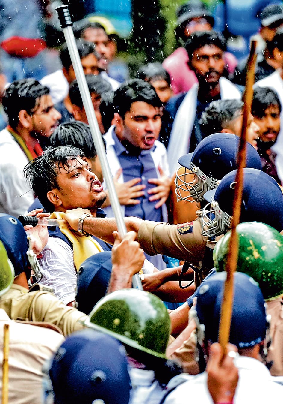 एबीवीपी के स्वास्थ्य भवन अभियान में हंगामा, पुलिस से झड़प, लाठीचार्ज