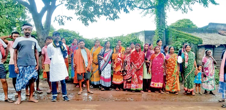 ग्रामीणों ने पुल की मरम्मत की मांग पर किया प्रदर्शन