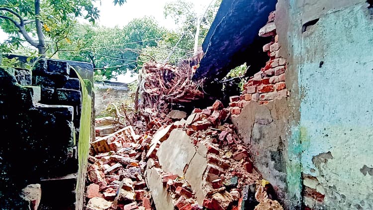 सामुदायिक भवन की इमारत ढही, दहशत