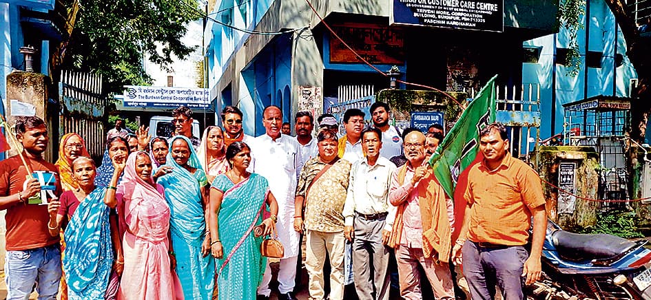 बर्नपुर बोरो-07 के चेयरमैन से नागरिक सेवाओं की दुरुस्ती की मांग