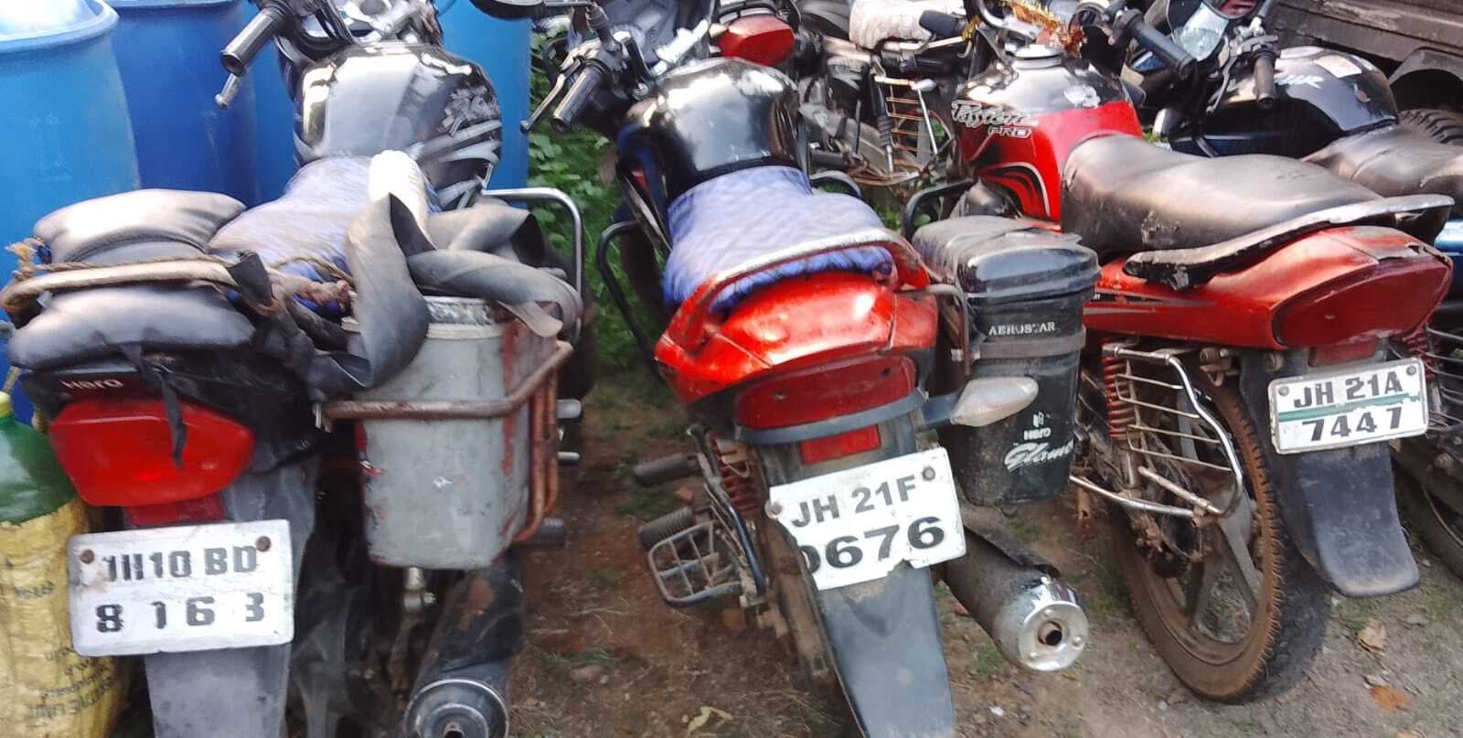 पुलिस ने कोयला लोड बाइक व साइकिल किया जब्त