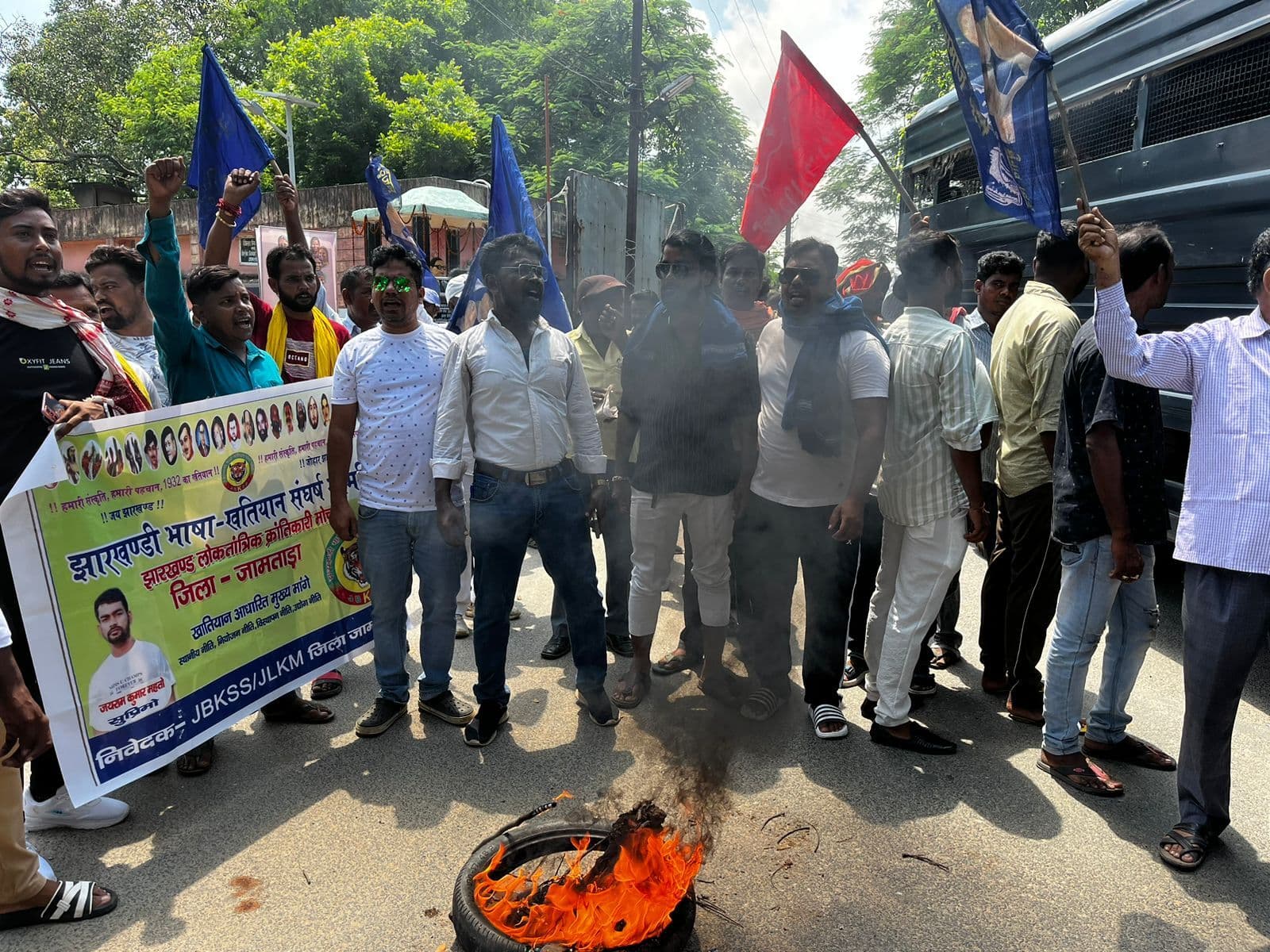 विभिन्न संगठनों ने जामताड़ा में सड़क पर उतर कर खुली दुकानों को कराया बंद