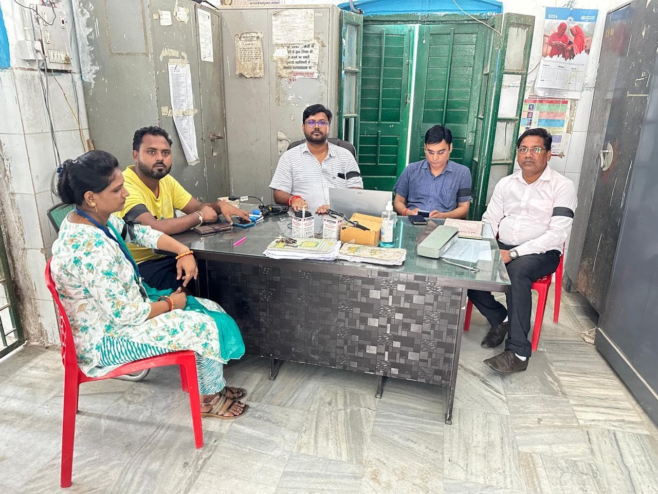 कालापट्टी बांधकर ड्यूटी कर रहे चिकित्सक